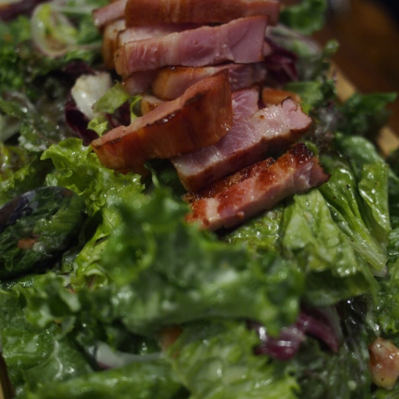 厚切りベーコンのシーザーサラダ(クイーンオブチキンズ 烏森口店)