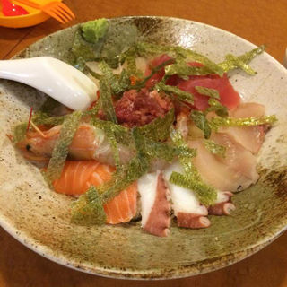 海鮮丼(くいしんぼう初都 （ハット）)