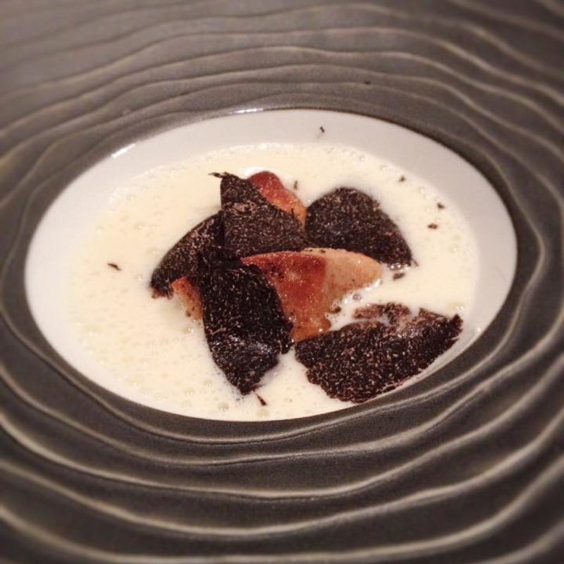 フォアグラの黒トリュフ乗せ(ククセモワ)