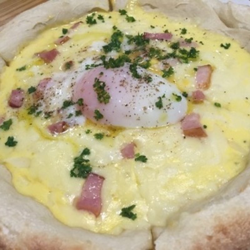 半熟卵とベーコンのカルボナーラピザ(クチナーレ （Cucinare）)