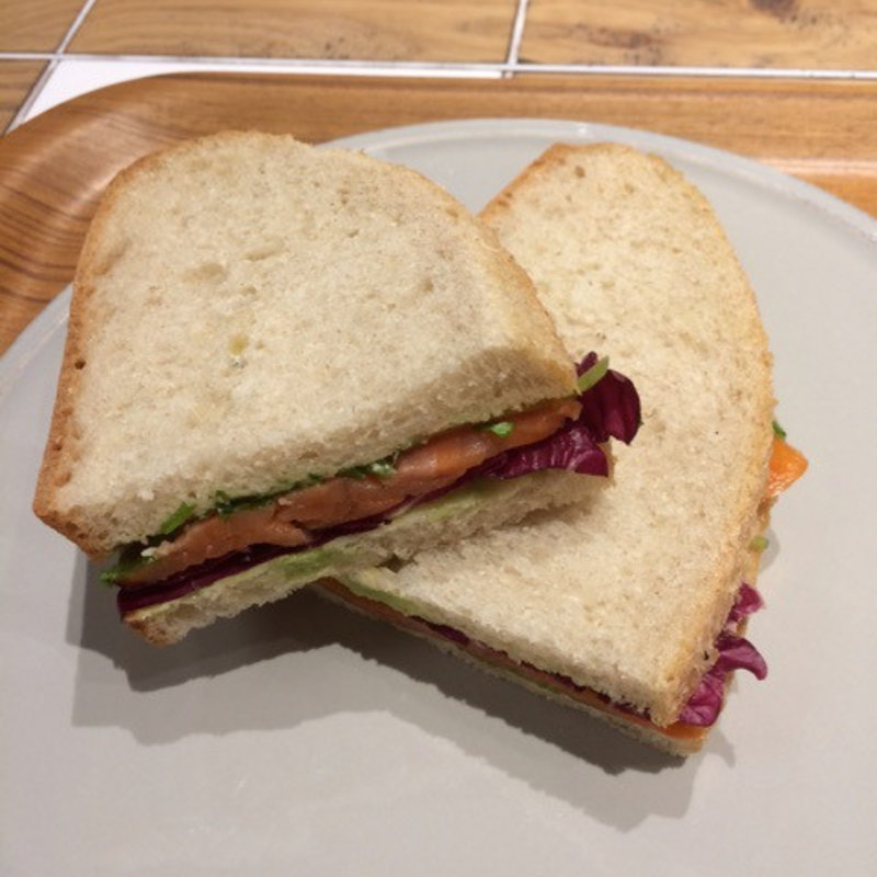 サーモンアボカドサンドイッチドリンク付きモーニングセット(クチューム 青山店 （COUTUME）)
