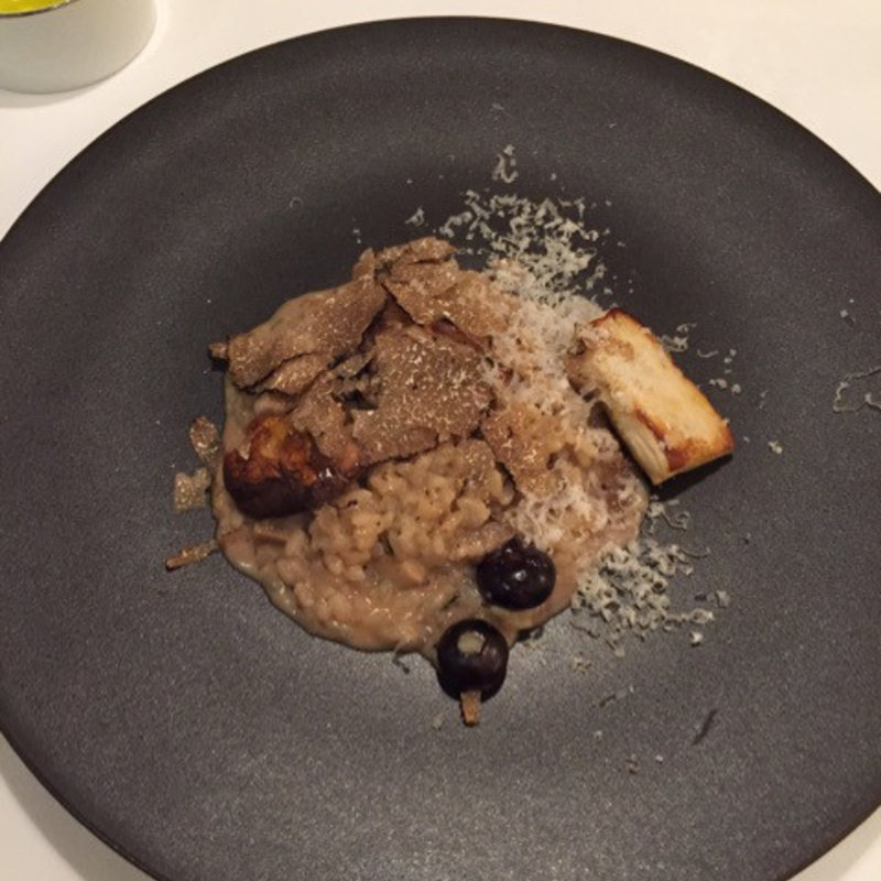 サマートリフとポルチーニ茸、ブルーベリーのリゾット(ガッルーラ 八事本店)