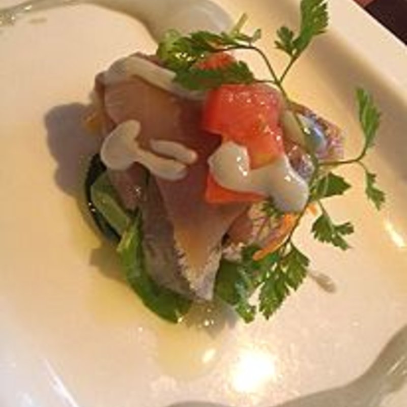 ハマチのカルパッチョのセルクル仕立て　ゴルゴンゾーラソース(クッチーナ いわなが)