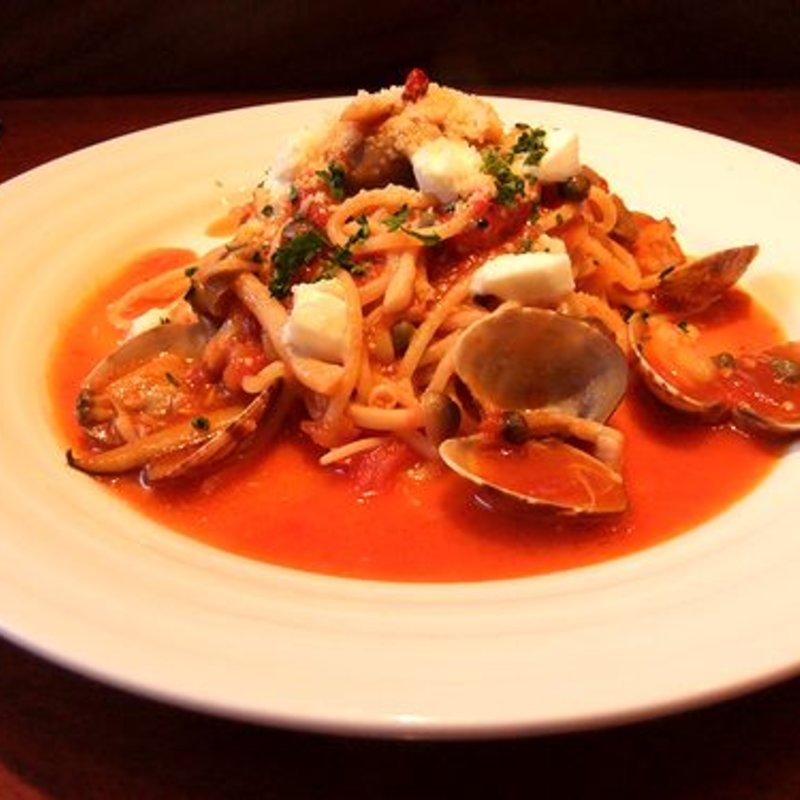 アサリと木の子とケッパー　モッツァレアチーズのトマトソース(クッチーナ カルド（Cucina Caldo）)