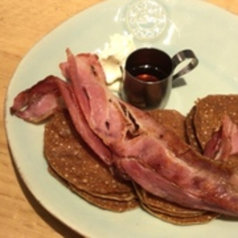 プレーンパンケーキに無添加ベーコンをトッピング(GRANO DELICATESSEN BAR 銀座店 （グラーノ デリカテッセン バル）)