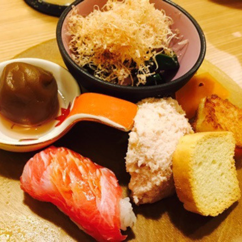 おひたしやお寿司などが入った小皿(くらかけ)