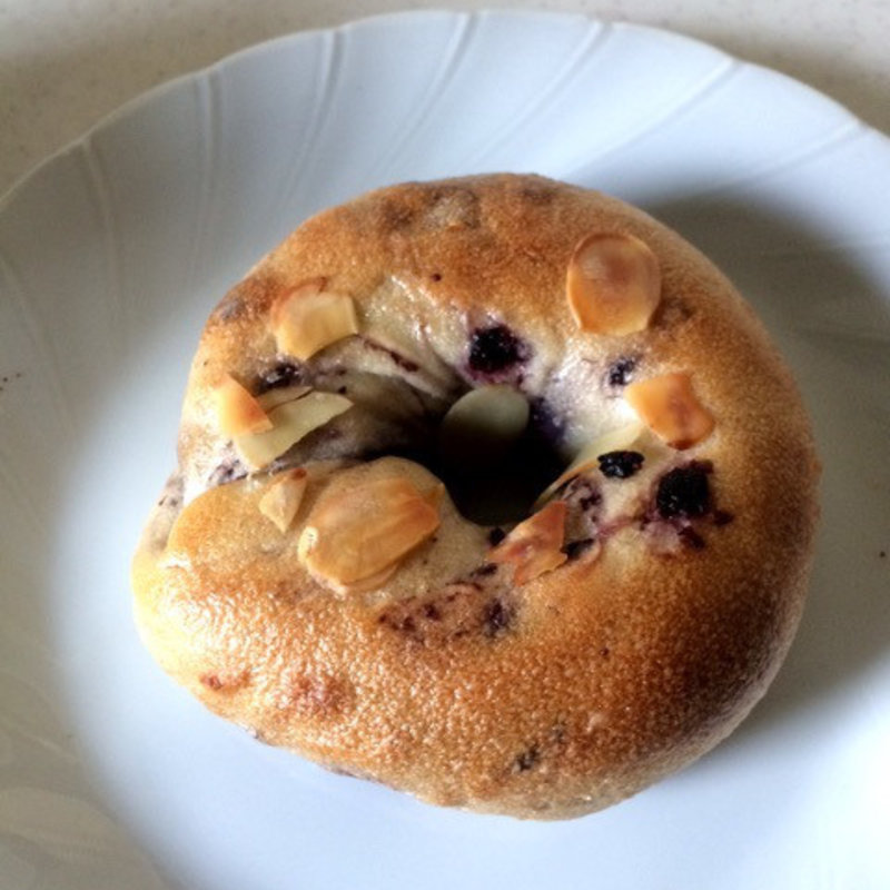 ブルーベリークリームチーズ(ぐるぐるべーぐる)