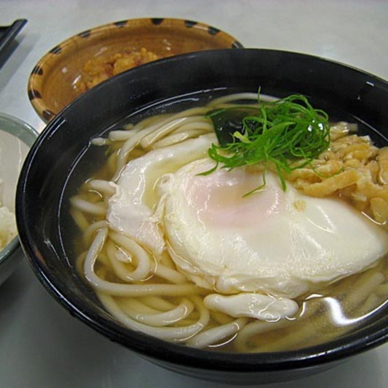 玉子うどん+小ごはん+唐揚げ　(くわだ食堂)