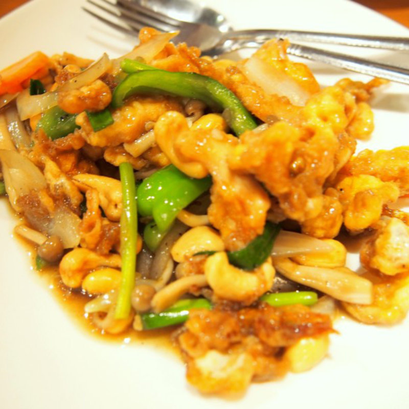 鳥肉とカシュナッツの炒め物(タイ料理とタイスキの店 クンテープ 道頓堀本店)