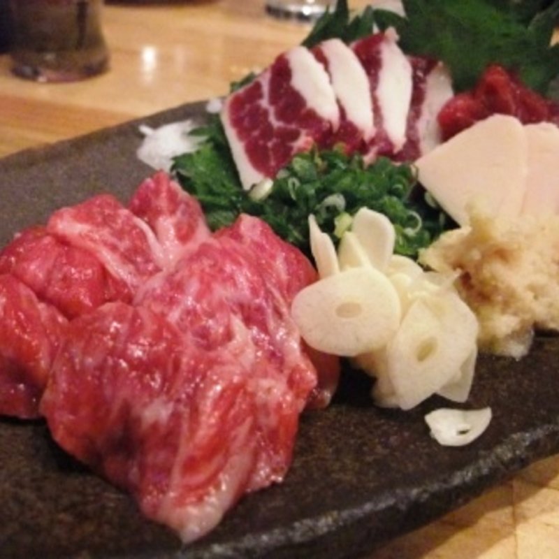 馬刺し盛り合わせ(けとばし屋チャンピオン 天満店)