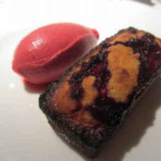 焼き上げ酸果桜桃のミニパウンドケーキとシャーベット(コートドール)