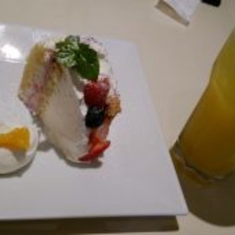 ベリーチーズティラミスドリンク付きのケーキセット(ゴールデンチャイルドカフェ （Golden child cafe）)