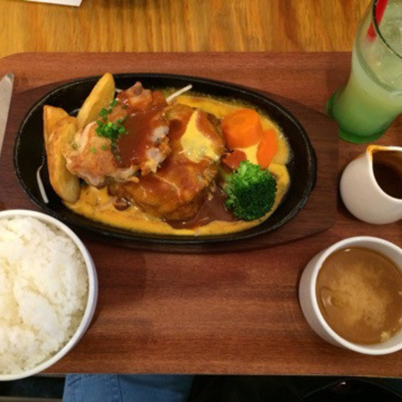 チキングリル＆ハンバーグに、Wチーズのトッピング(ゴールデンハンバーグ )