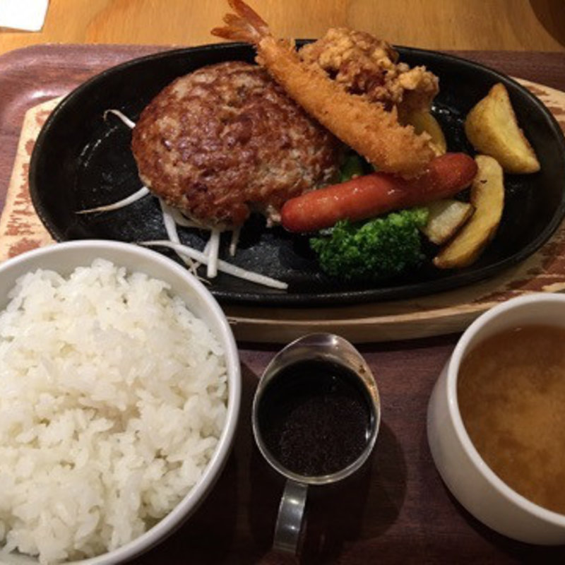 ミックスグリルをAセット(ゴールデンハンバーグ )