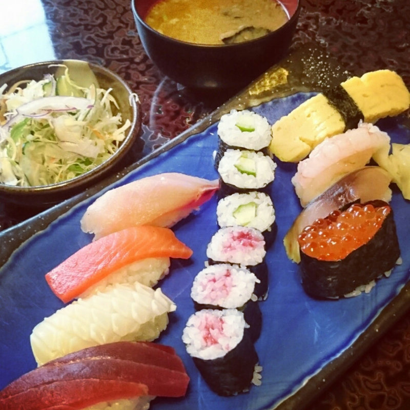 握り寿司(こがね鮨 （こがねずし）)