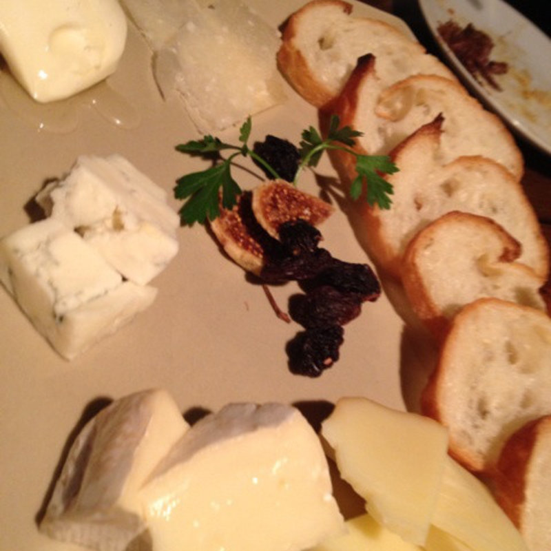 チーズの盛り合わせ（５種）(ココニール イケブクロ （COCONEEL ikebukuro）)