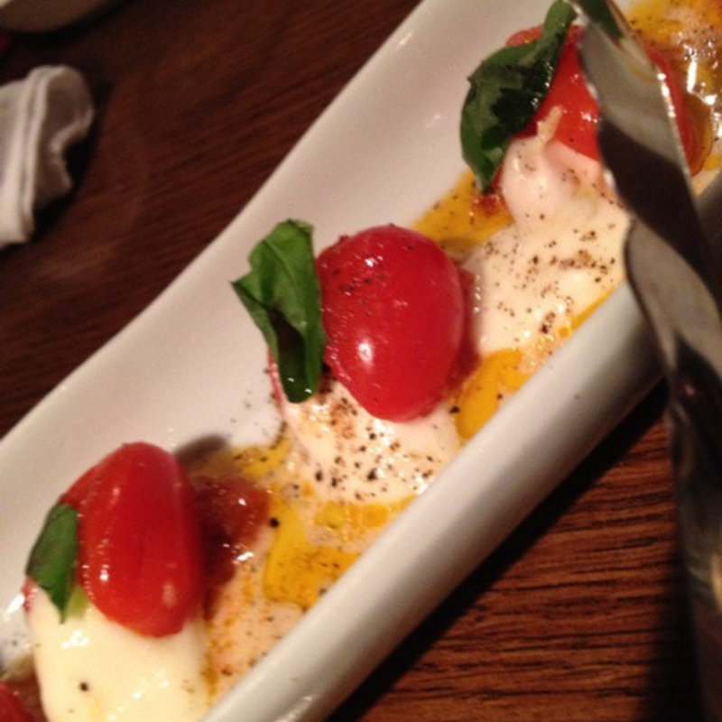 トマトの焼きカプレーゼ（ドライトマトソース）(ココニール イケブクロ （COCONEEL ikebukuro）)