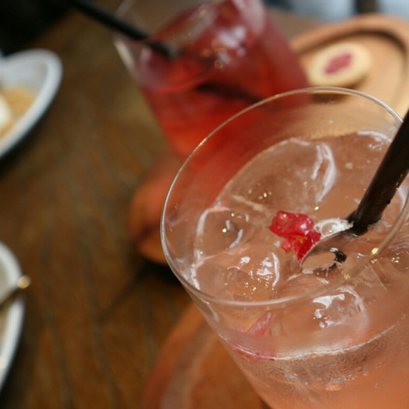 お花の酵素を使ったシロップのソーダ割り(カフェ cotito ハナトオカシト 西荻窪 花屋・焼菓子)