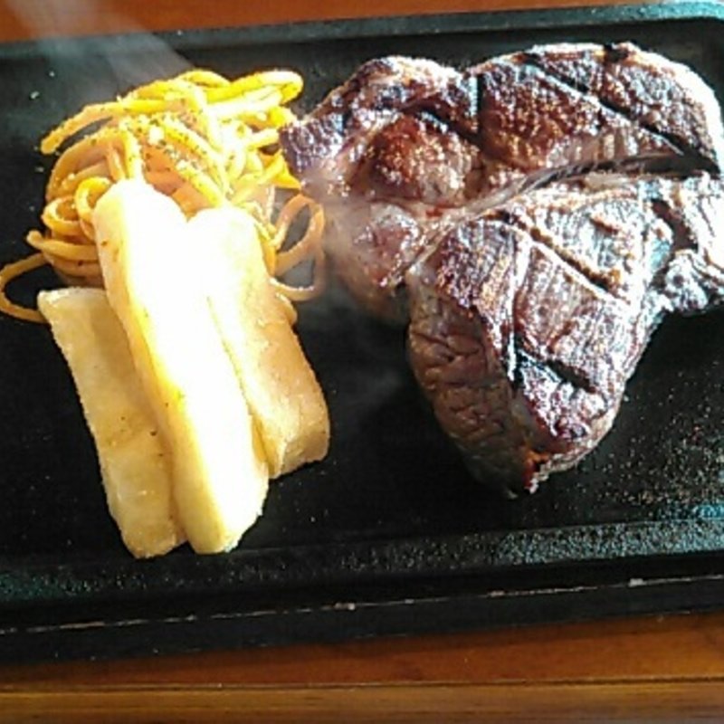 熟成牛のサービスステーキ300g(ステーキハウス Gottie's BEEF 池袋西口店)