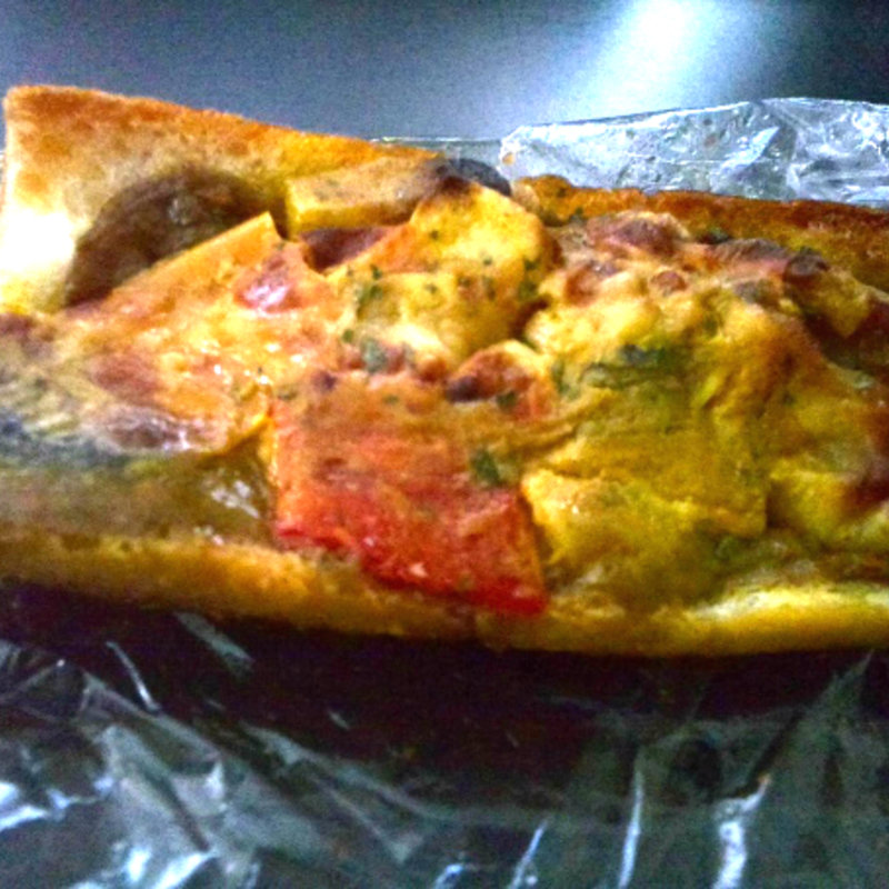 具がいっぱいのったパン(カレー風味)(コトリパン)