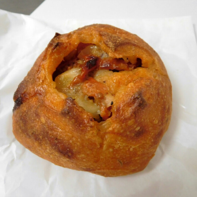 ベーコンのパン (コンセントマーケット)