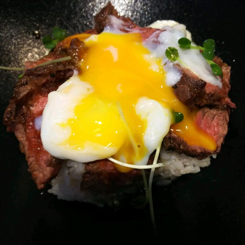 ステーキ丼(あんず 福岡空港国内線２Fフードコート内)