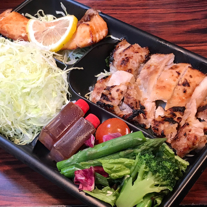 鶏モモ肉の塩麹焼き+サーモン(筋肉食堂 水道橋店)