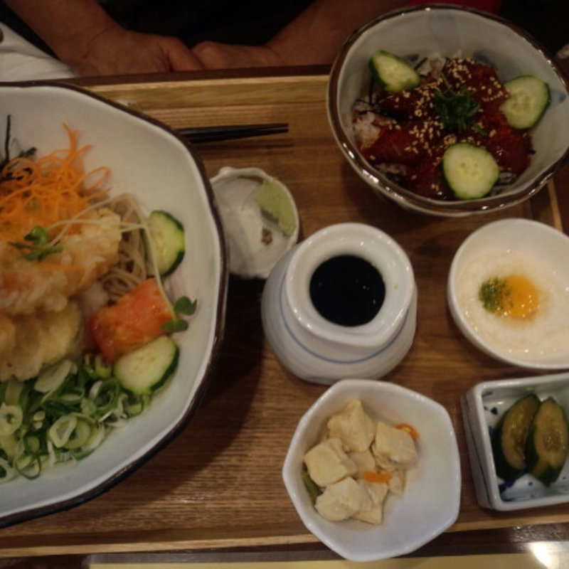 まぐろづけ丼とえびおろしそば(手打蕎麦さんて)