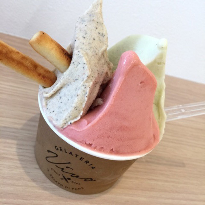 トリプル(黒豆きなこいちごキバナ)(ジェラテリア ヴィヴォ （GELATERIA Vivo）)