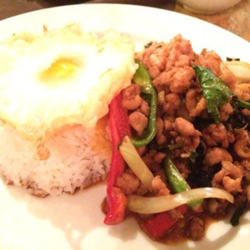鶏肉のバジル炒めライス（ガパオ）(JASMINE THAI 高円寺店)