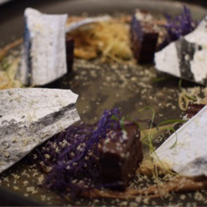 チョコレートケーキとポテトフライ(JANICE WONG)