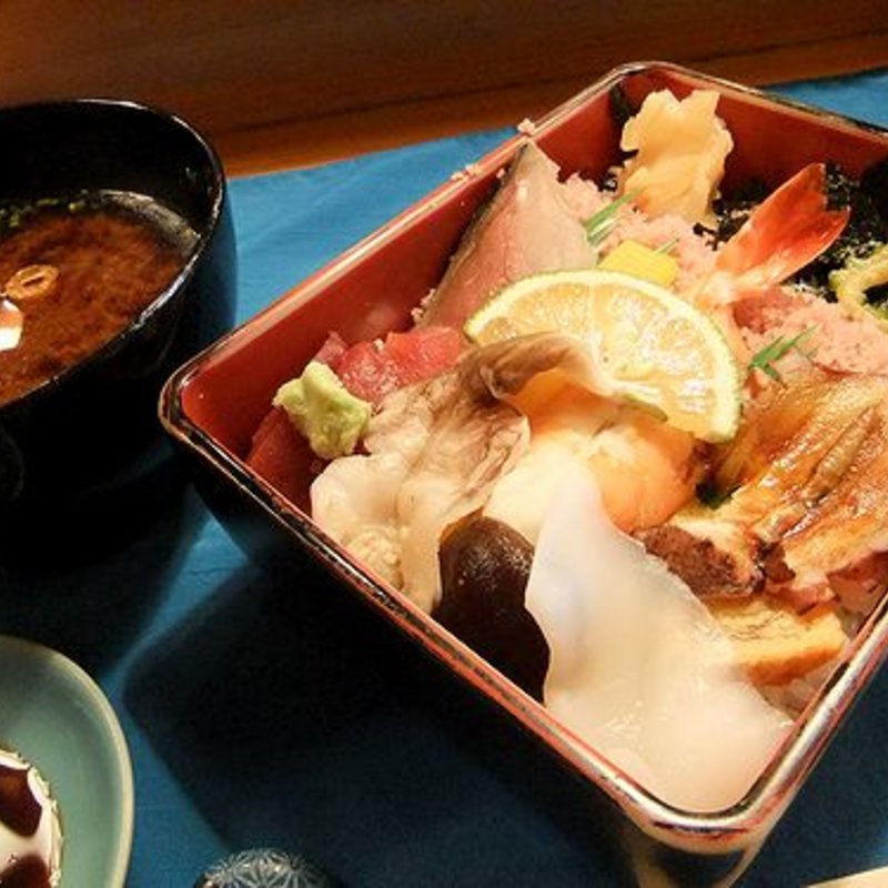 昼食　ちらし寿司(すし割烹　なか庄)