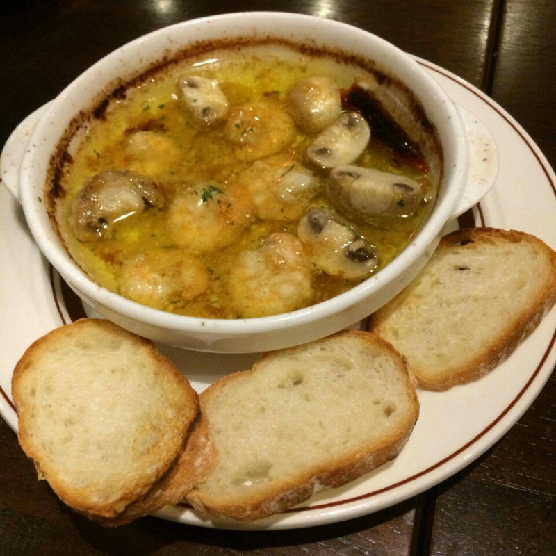 マッシュルームと海老のアヒージョ(ステーキ倶楽部 BECO 肥後橋)