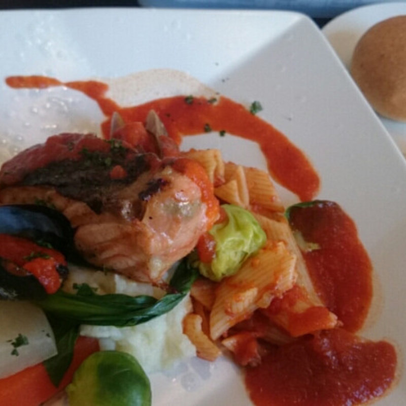 サーモンのレアステーキトマトソース(スティルブラン （Style Blanc）)