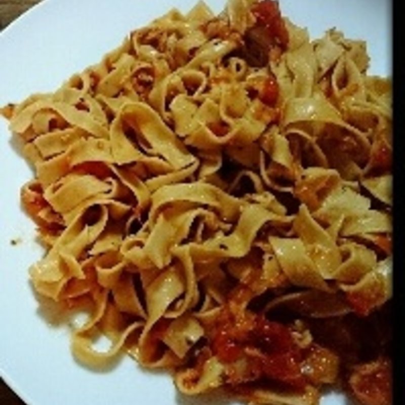 トマトのパリパリおつまみピザ(すとれいきゃっつ )