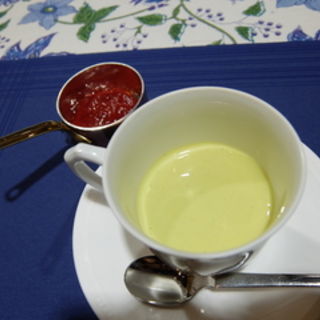 ピスタチオのスープといちごのコンフィ(セシル エリュアール 神楽坂 )