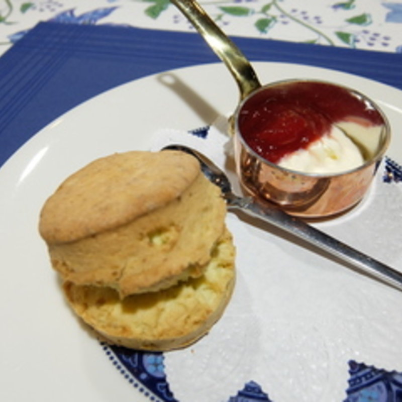 ピスタチオのスコーンといちごジャム(セシル エリュアール 神楽坂 )
