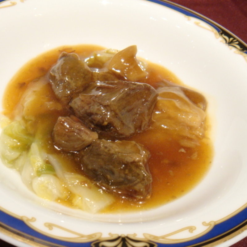 スペアリブのトーチ煮(レストラン「セブンシーズ」)