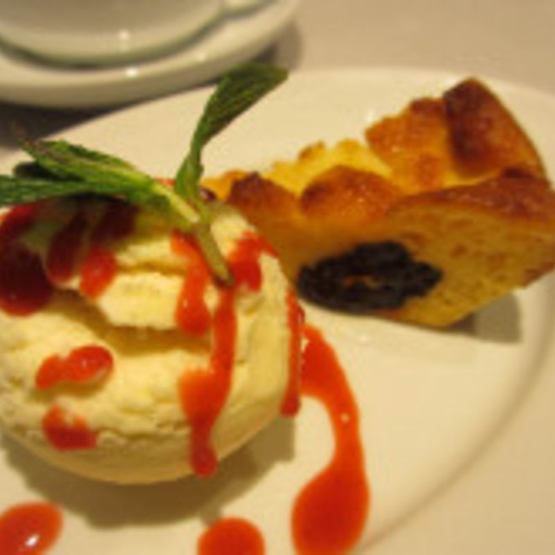 プルーン入りのパンプディング、バニラアイス(ターブル コンヴィヴィアル 渋谷店 （Table conviviale）)