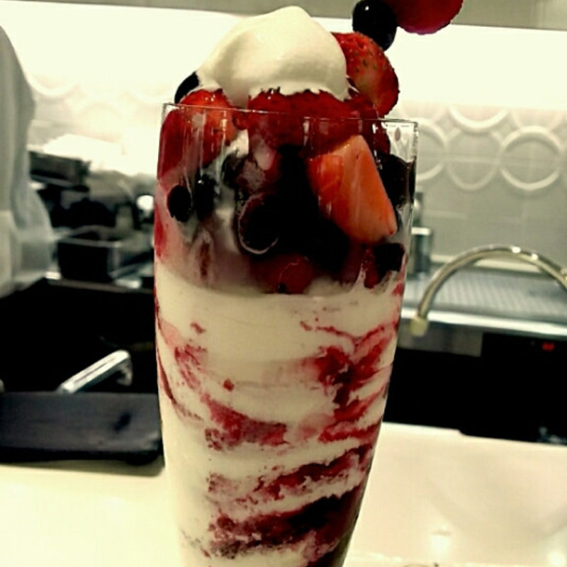 ベリーパフェ(タカノフルーツパーラー パフェリオ本店)