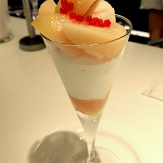 桃パフェ(タカノフルーツパーラー パフェリオ本店)