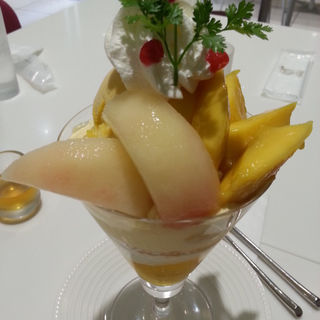 桃とマンゴーのパフェ(タカノフルーツパーラー)