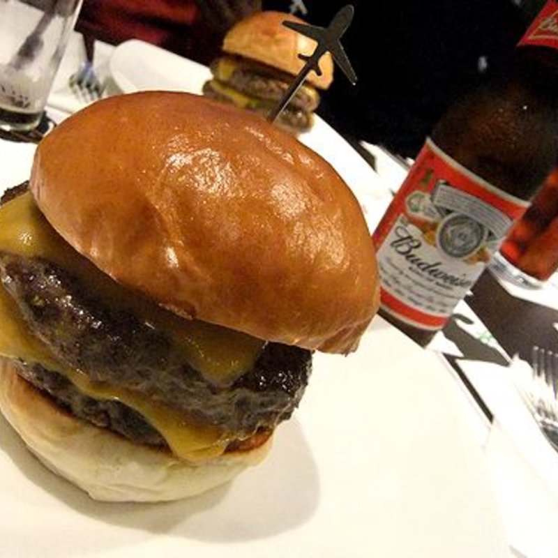 ダグス・DO, WAT.　バーガー(ダグズ・バーガー （DOUG'S BURGER）)