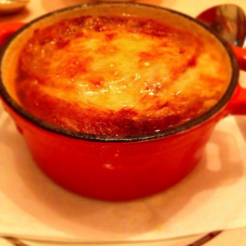 牛アキレス腱のオニオングラタンスープ(ビストロ タツミ)