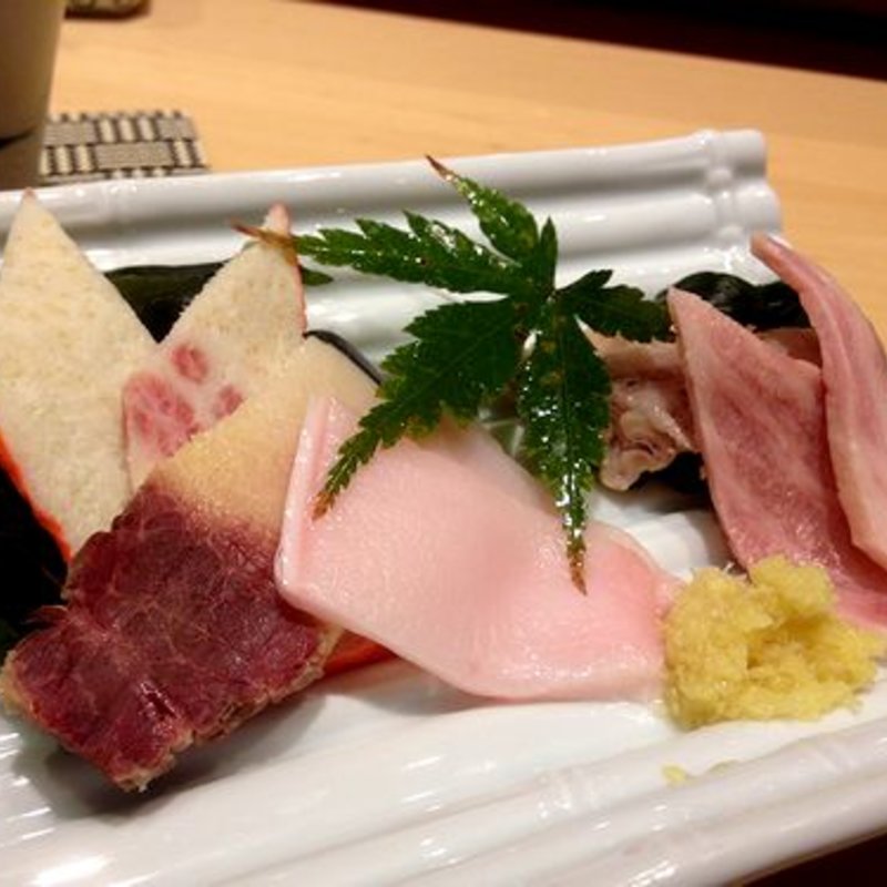 鯨の刺し盛り(たつみ寿司岩田屋本館店)