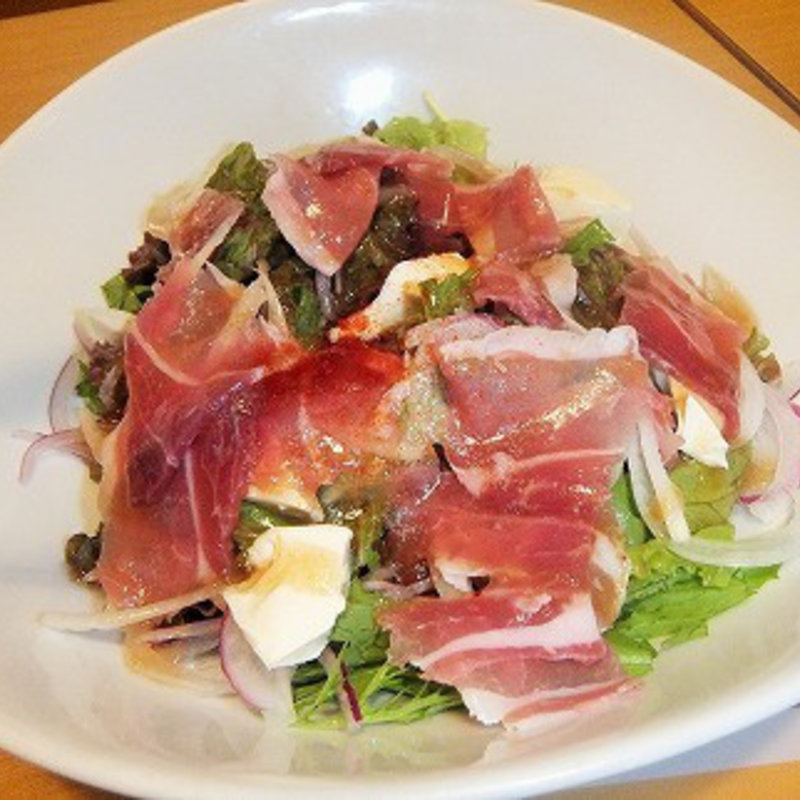 燻製クリームチーズと生ハムのサラダ(タペオ )