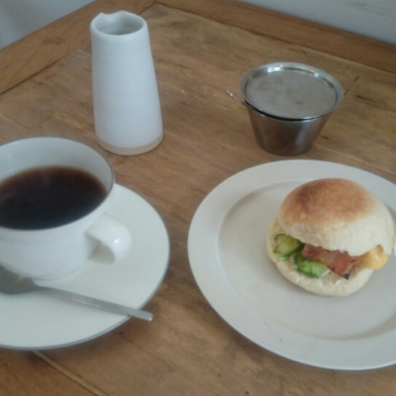 ベーコンとだしまき卵サンド+ホットコーヒー(たべものと日用品 WAO)