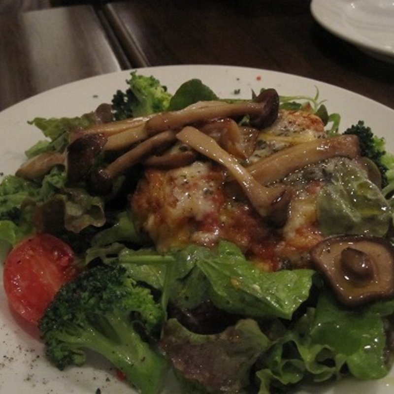 ジャガイモのグラタンとスペイン産のブルーチーズのサラダ(タベルナ・イ・フロール・エル・マノ 本店 （taberna y flor el mano）)