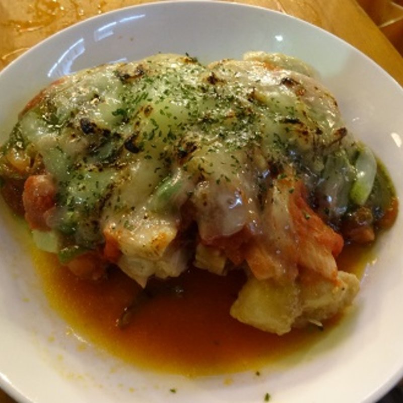 鳥ももピザ風(たまい駅前酒場)