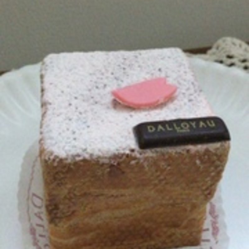 シューキュービック桜(ダロワイヨ銀座店)